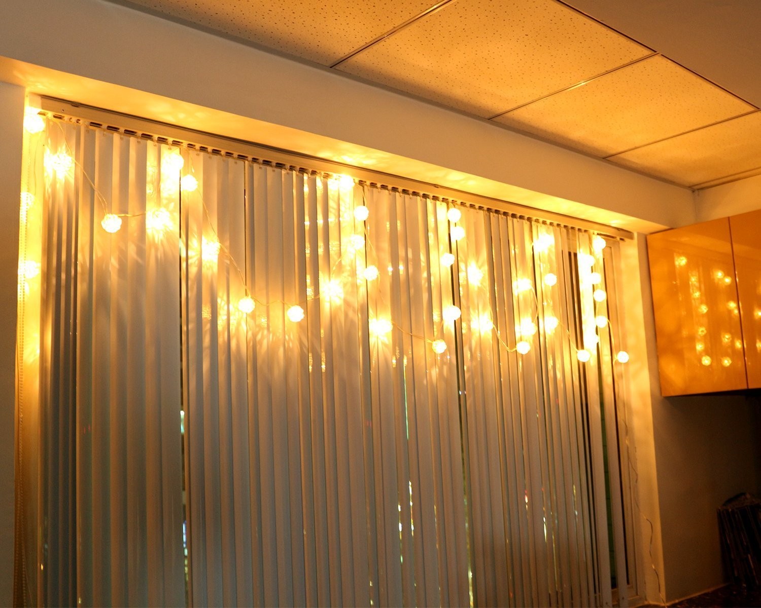ومصابيح LED التايلندية ذات الحبال الكروية، والمصابيح النجوم، والمصابيح الصغيرة الملونة في أعياد الميلاد detail image 2