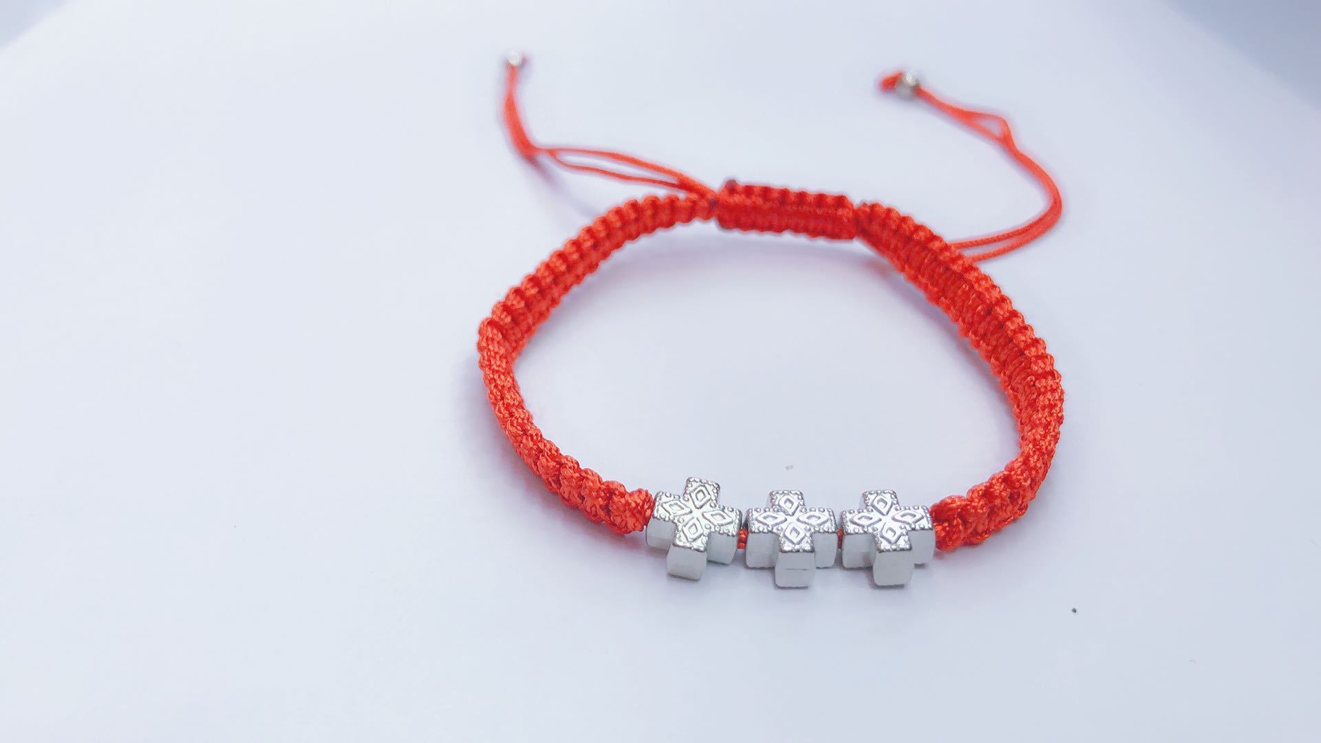 The alloy small cross of the flat knot bracelet can be customized in both adult and children's sizes Specification image