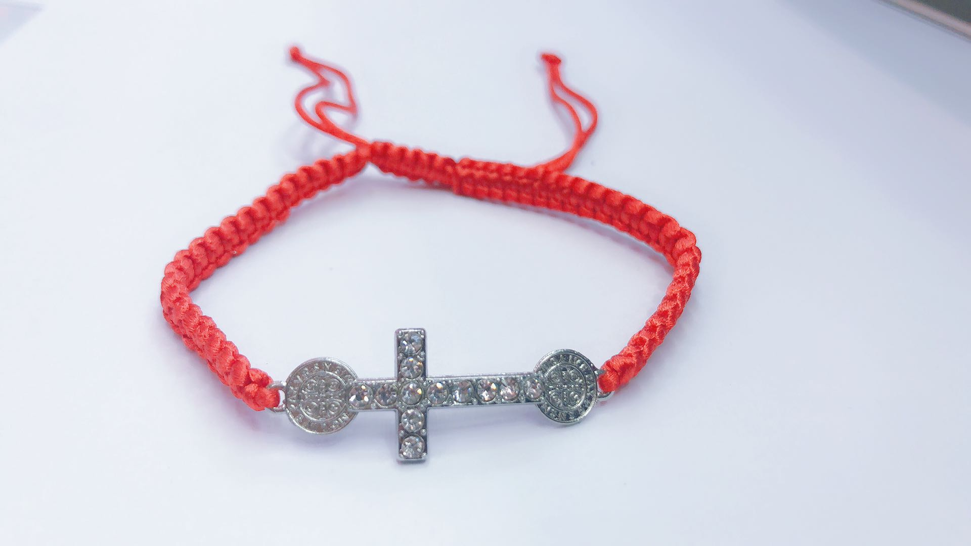 The square sizes of the cross at both ends of the flat knot bracelet can be customized for both adults and children Specification image