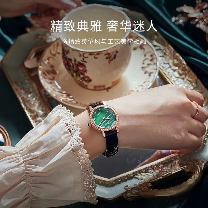 女神经典真皮防水手表，最款新款时尚百搭手表，最流行的绿色带钻表面。详情图1