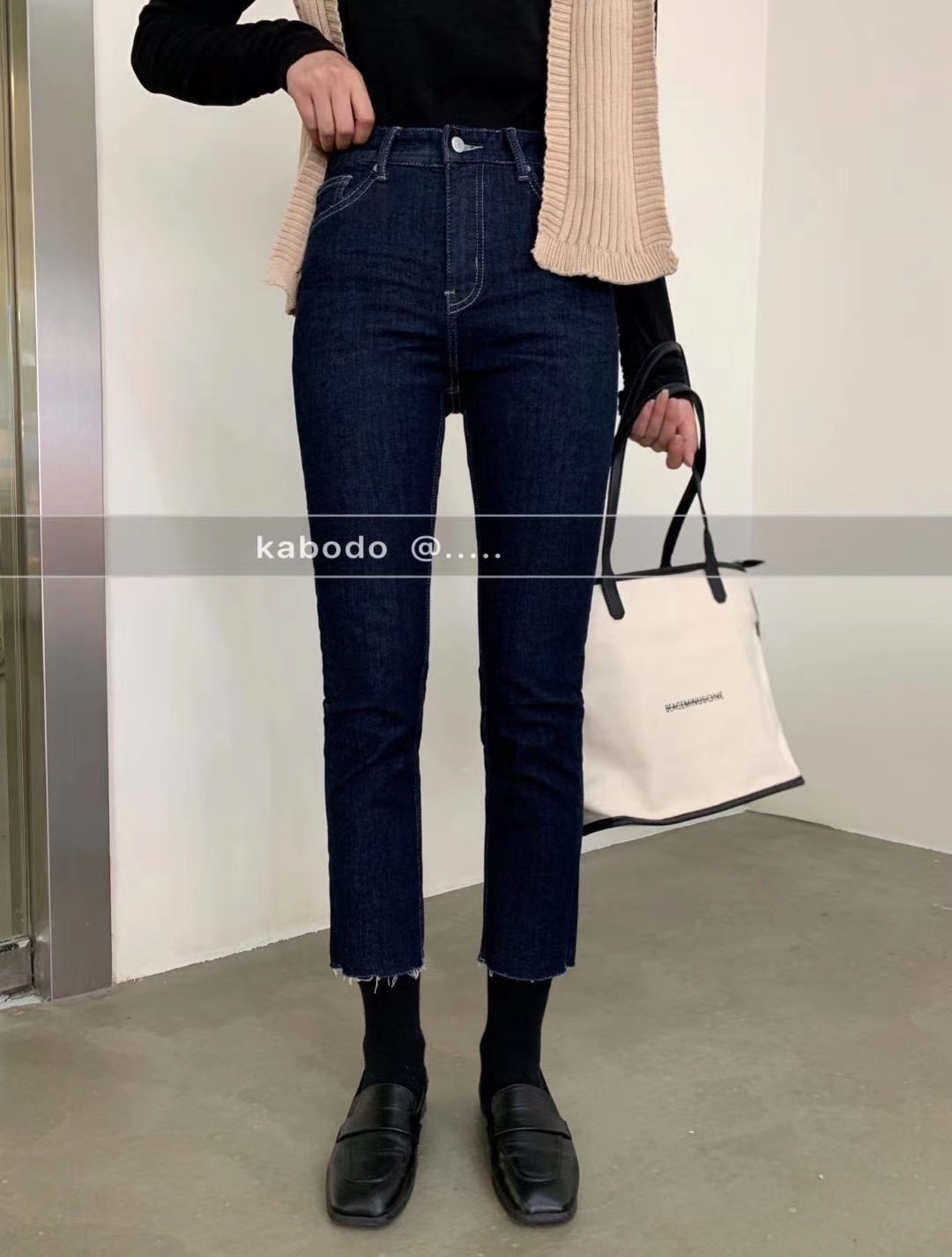 深蓝色牛仔直筒裤。产品图