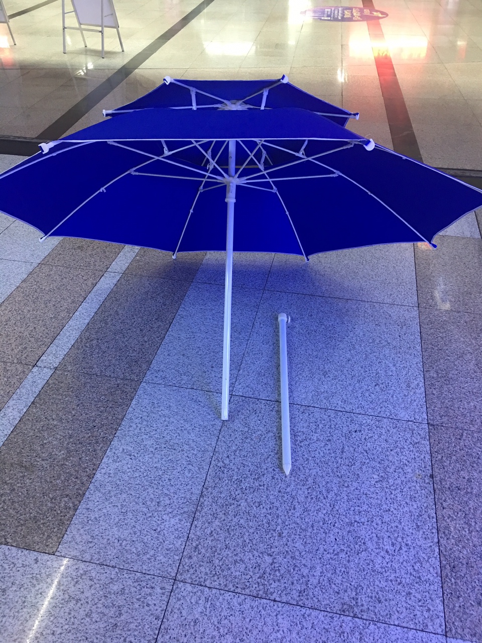 The outdoor double-top umbrella has a diameter of 2.4 meters