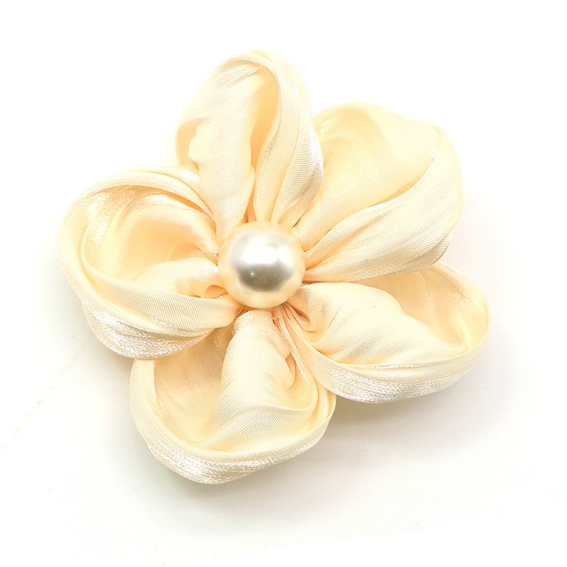 Japanese and Korean versions of the popular forest-themed pearl silk flower fabric hair clips, flower duckbill clips, and sweet girl-style hair tail clips Application Scenario