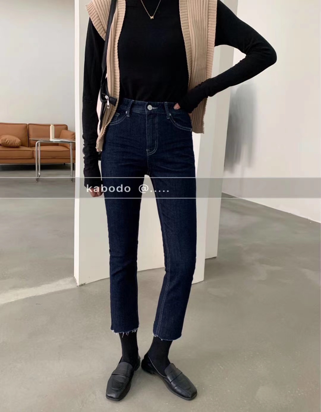 深蓝色牛仔直筒裤。白底实物图