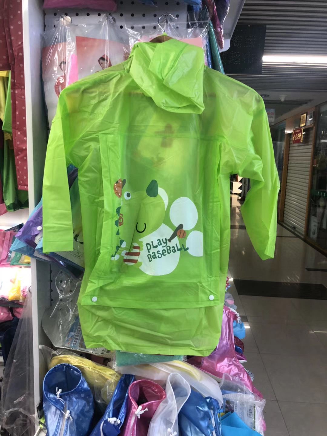 Factory direct sales of children's cartoon raincoats, schoolbags and raincoats Application Scenario