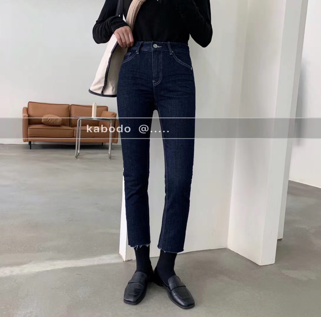 深蓝色牛仔直筒裤。细节图