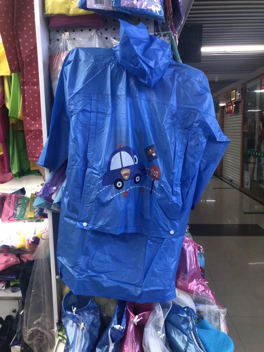 Factory direct sales of children's cartoon raincoats, schoolbags and raincoats Item Picture