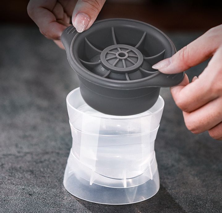 Ice mold round ball maker artifact ice maker dormitory small silicone whiskey household