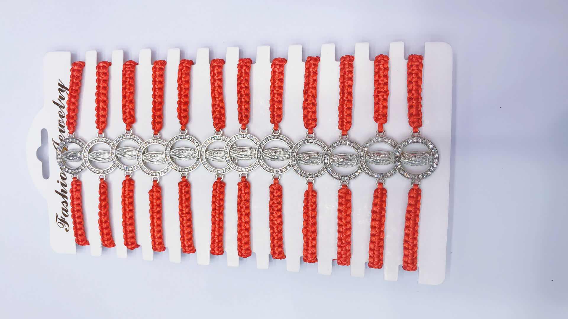 The alloy outer ring of the plain knot woven bracelet is dotted with diamonds in the middle of the virgin Mary