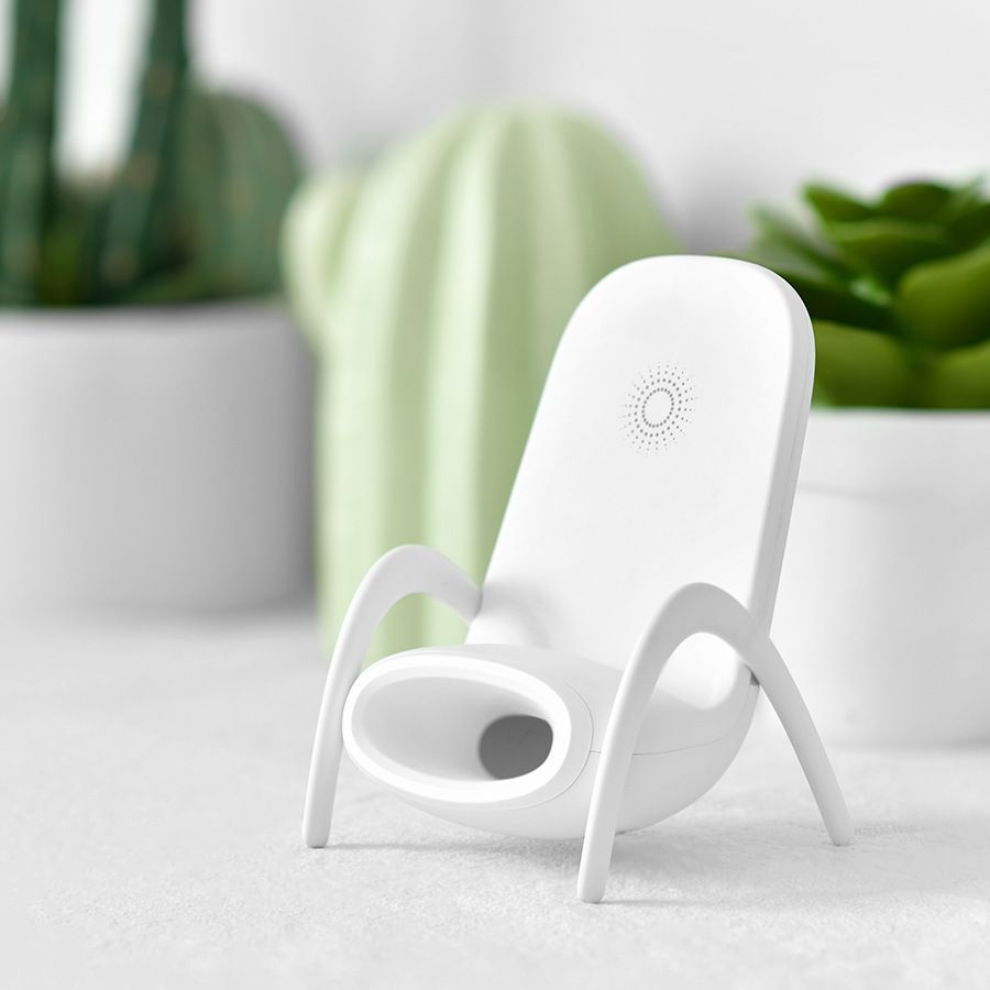 The amplifying wireless charger is suitable for fast charging of Apple, Android and Samsung mobile phones