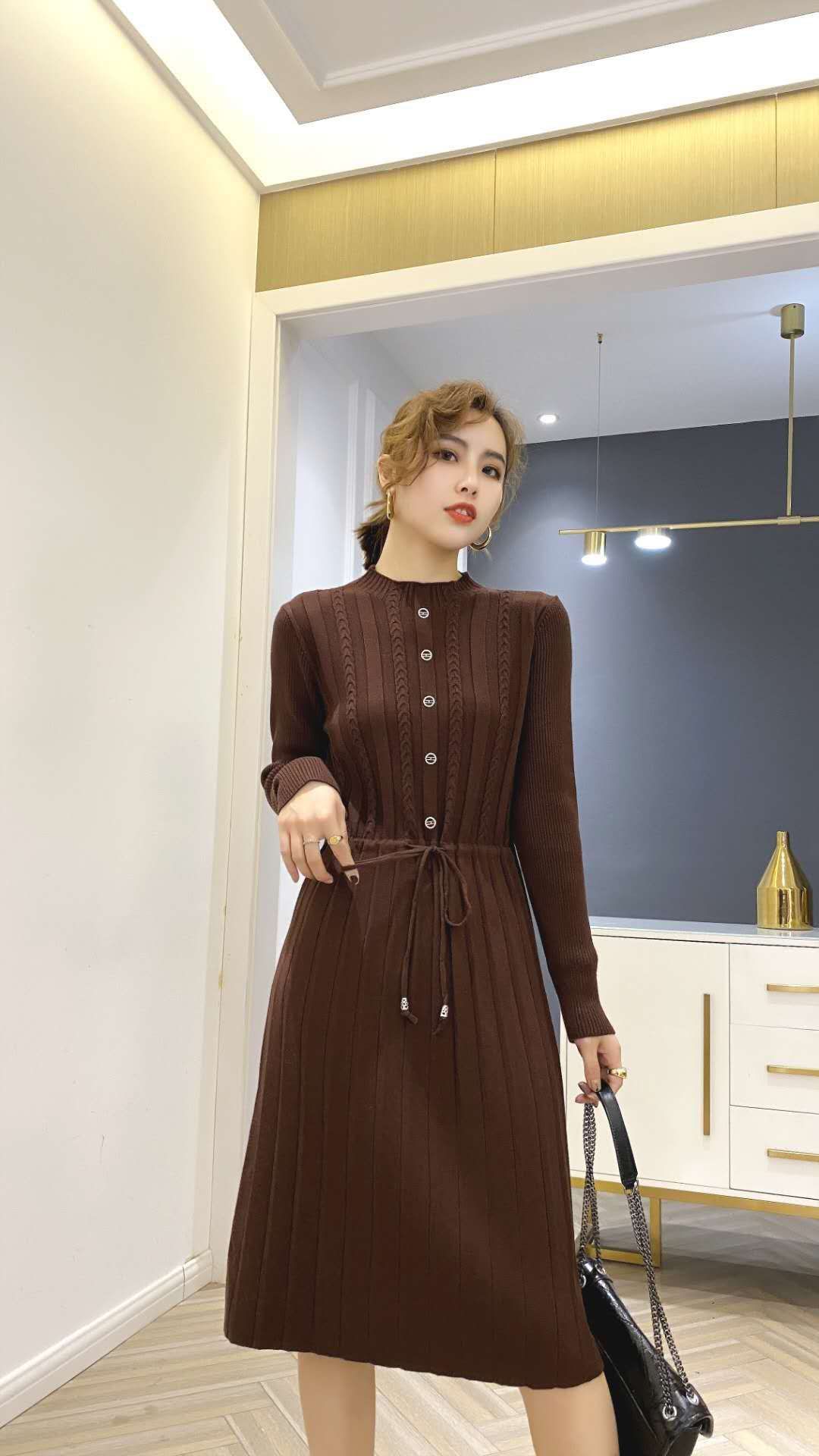 Half-high neck pull-up dress