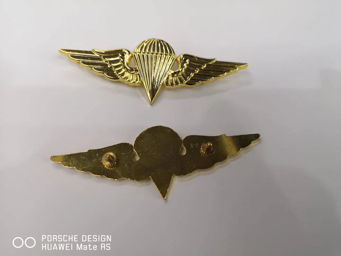 金属标胸针胸标白底实物图