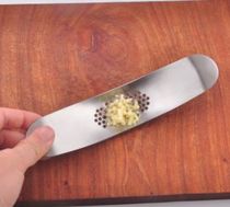 Stainless steel curved seesaw manual press garlic plate boat type 2-in-1 press garlic paste garlic kitchen tools