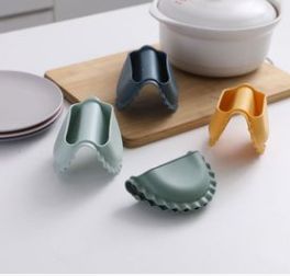 Nordic dumpling-shaped silicone heat-resistant and heat-insulating gloves for microwave ovens and ovens, high-temperature resistant silicone hand clamping gloves Application Scenario
