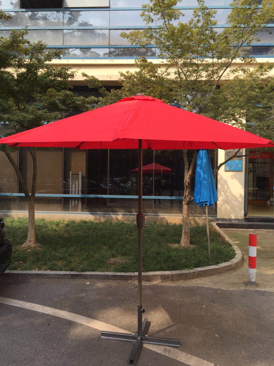 The diameter of the hand-cranked outdoor umbrella is 3 meters