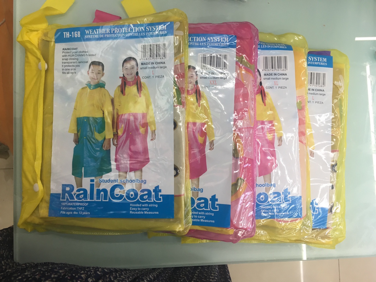 Factory direct sales of children's cartoon schoolbags, raincoats, four sizes and four colors