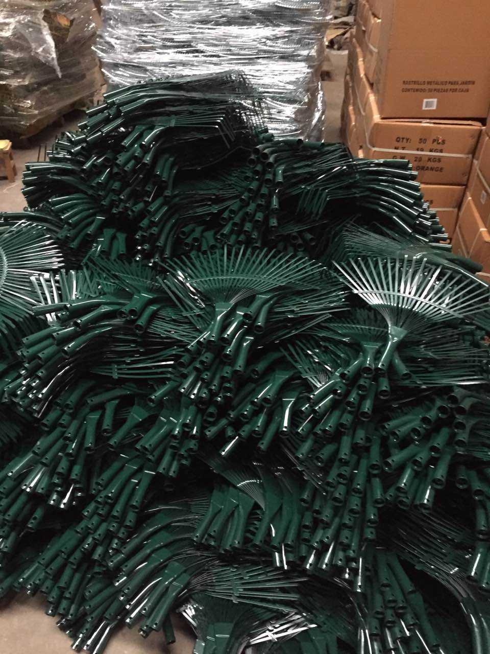 厂家直销 18齿新款镀彩锌圆钢丝草耙 质量超级好 可调节伸缩园林草耙 园林工具 落叶耙详情11