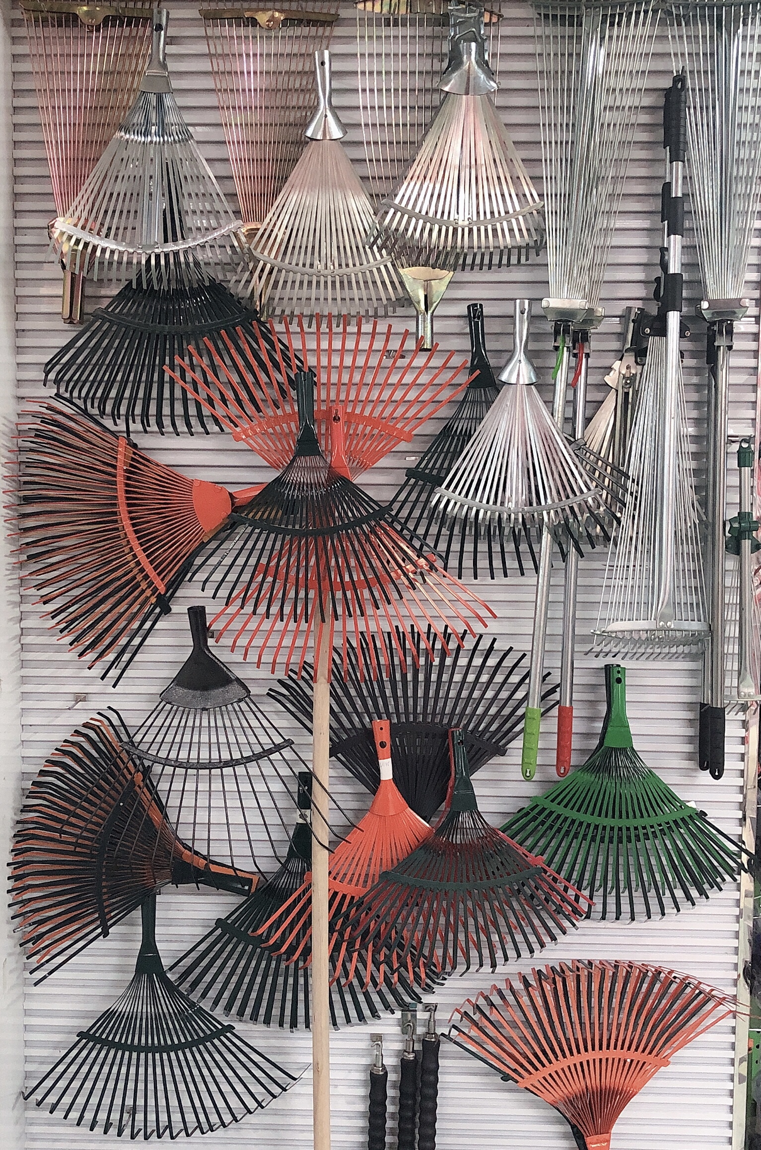 厂家直销 18齿新款镀彩锌圆钢丝草耙 质量超级好 可调节伸缩园林草耙 园林工具 落叶耙详情9