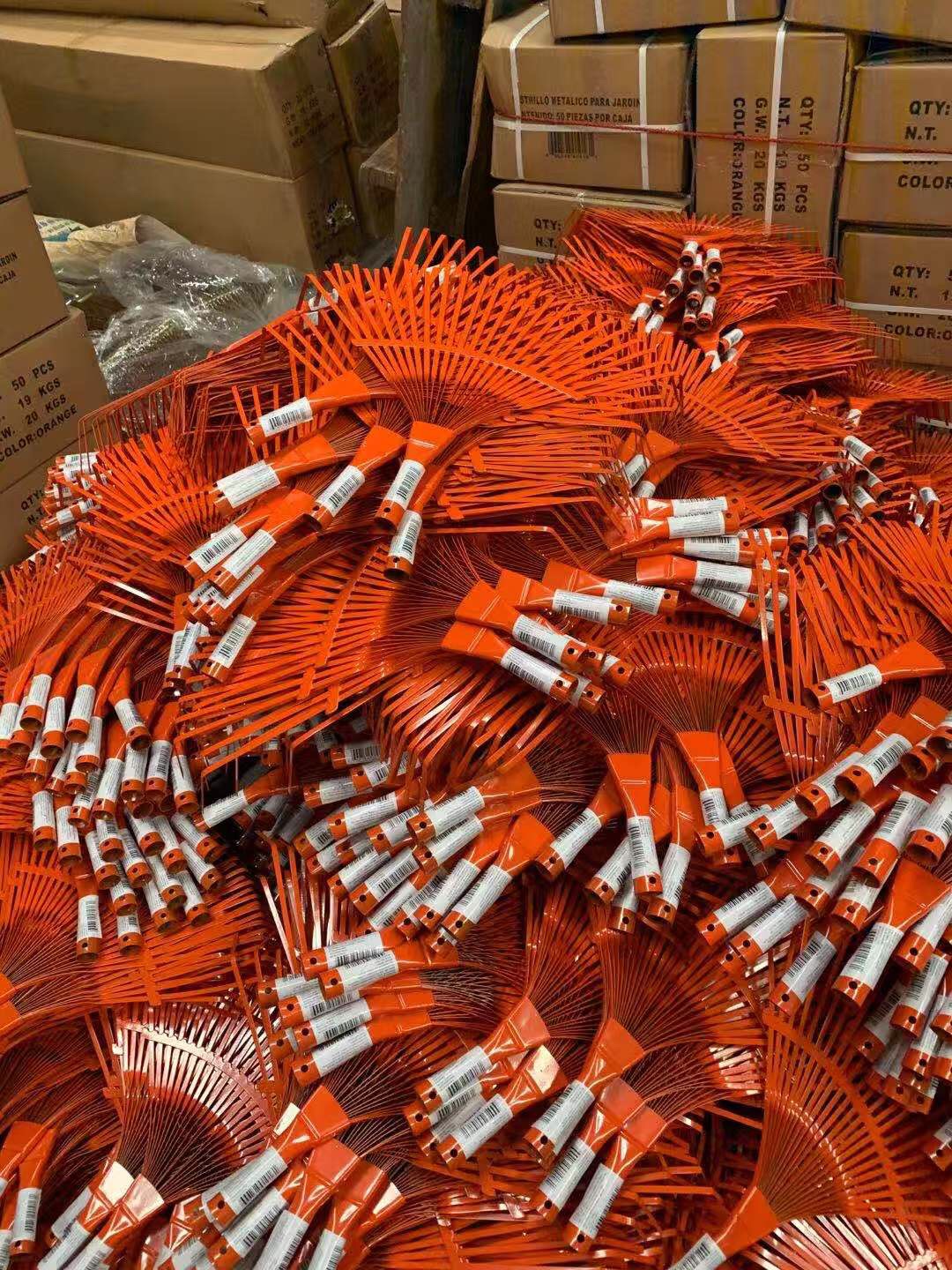 厂家直销 18齿新款镀彩锌圆钢丝草耙 质量超级好 可调节伸缩园林草耙 园林工具 落叶耙详情12