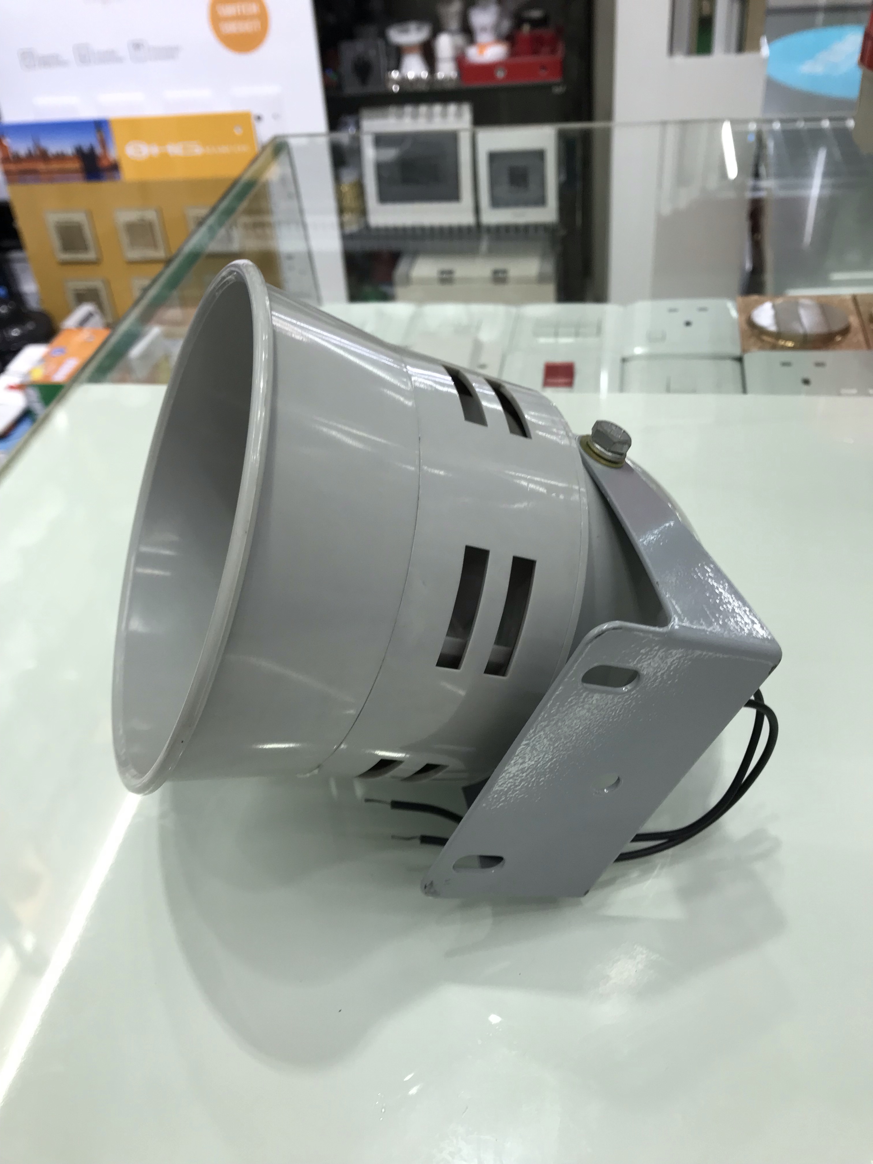 蜂鸣器（低压电器）实物图