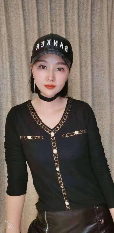 打底衫女V领产品图