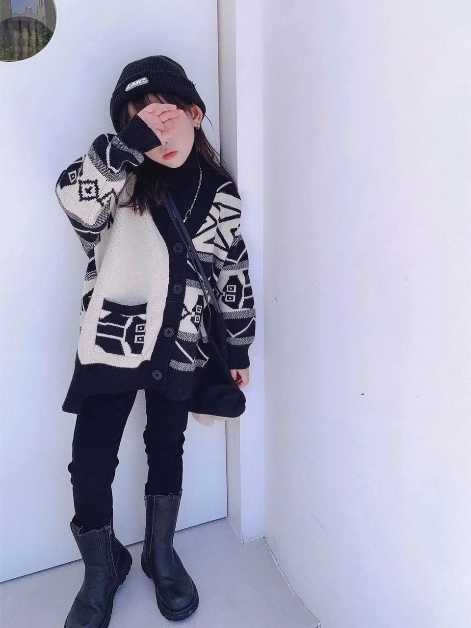 A cardigan for both men and women thumbnail