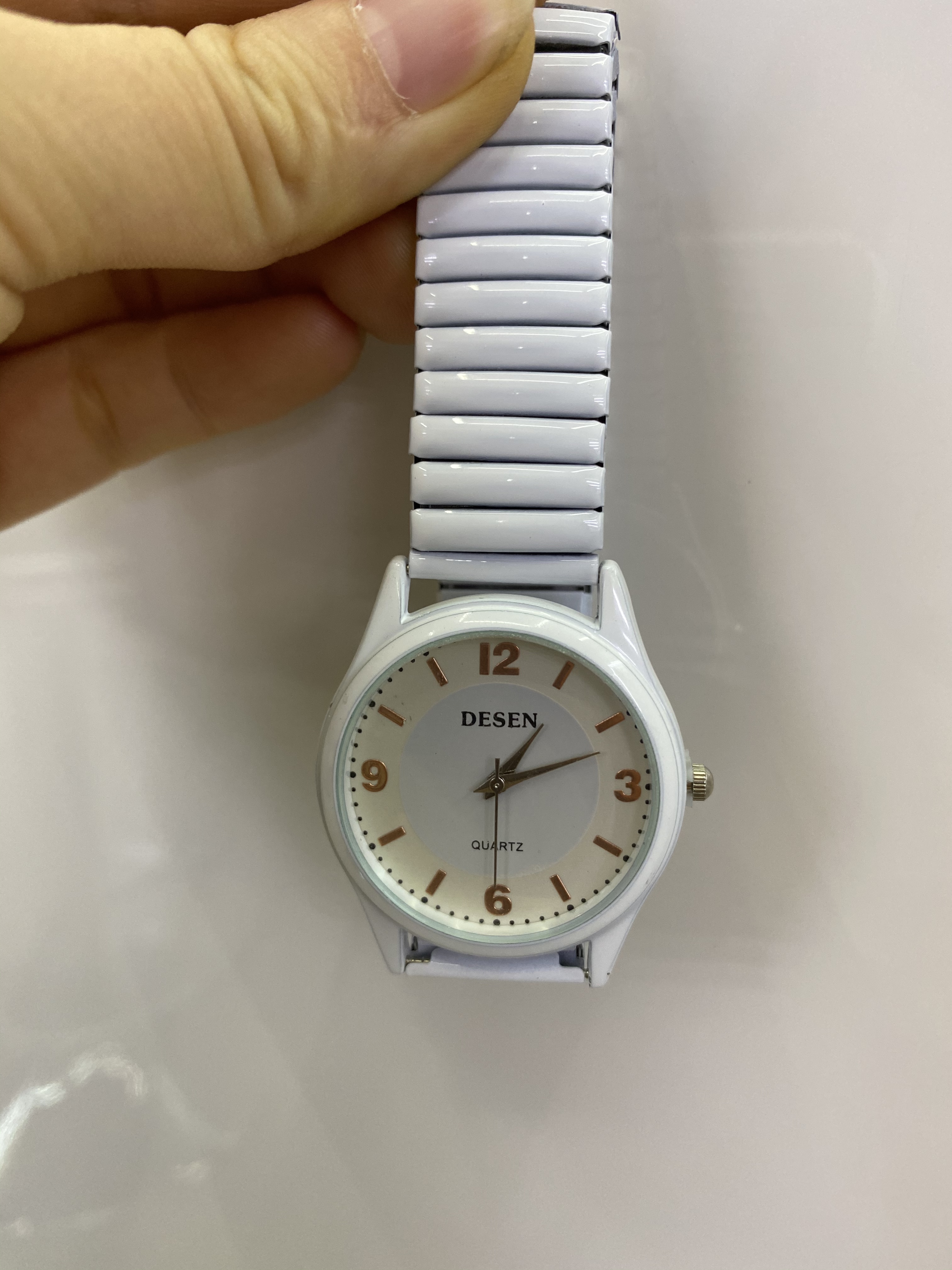 The latest elastic band watches are in stock for both men and women Item Picture