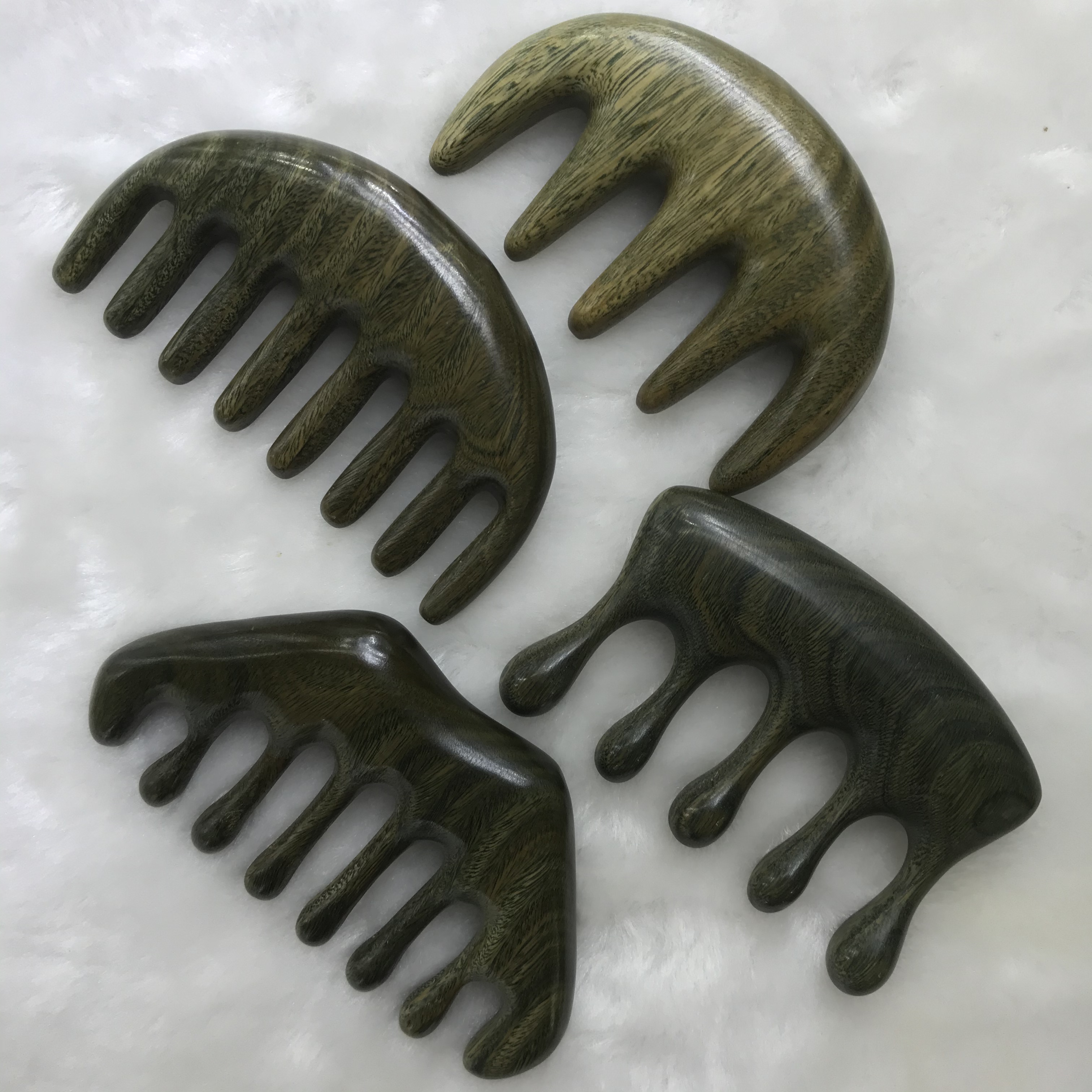Seven types of natural wood green sandalwood massage combs are randomly dispatched. The specific sizes are shown in the video details Picture