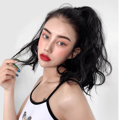 A wig with a short ponytail, a realistic water ripple hairstyle, and short curly hair with braids details Picture