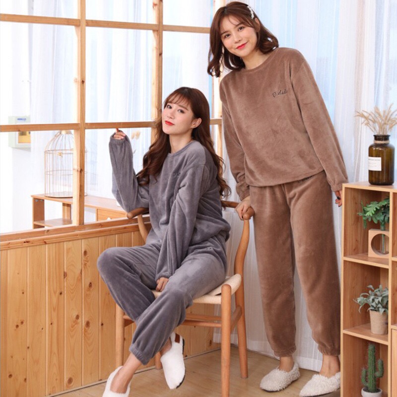 In 2020, the best-selling coral fleece pajamas for women in autumn and winter are thickened and fleece, suitable for wearing as outerwear and warm pants for both men and women