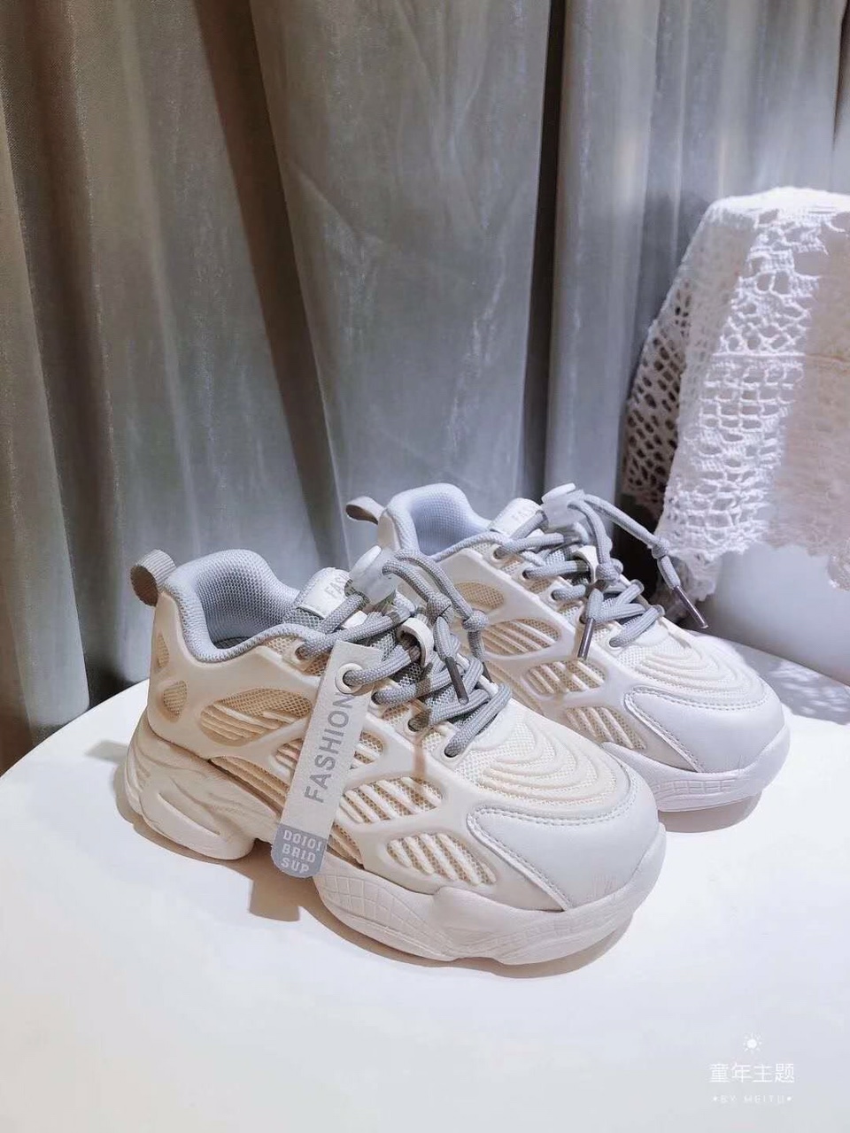 New model of girls' shoes and boys' shoes go with everything thumbnail
