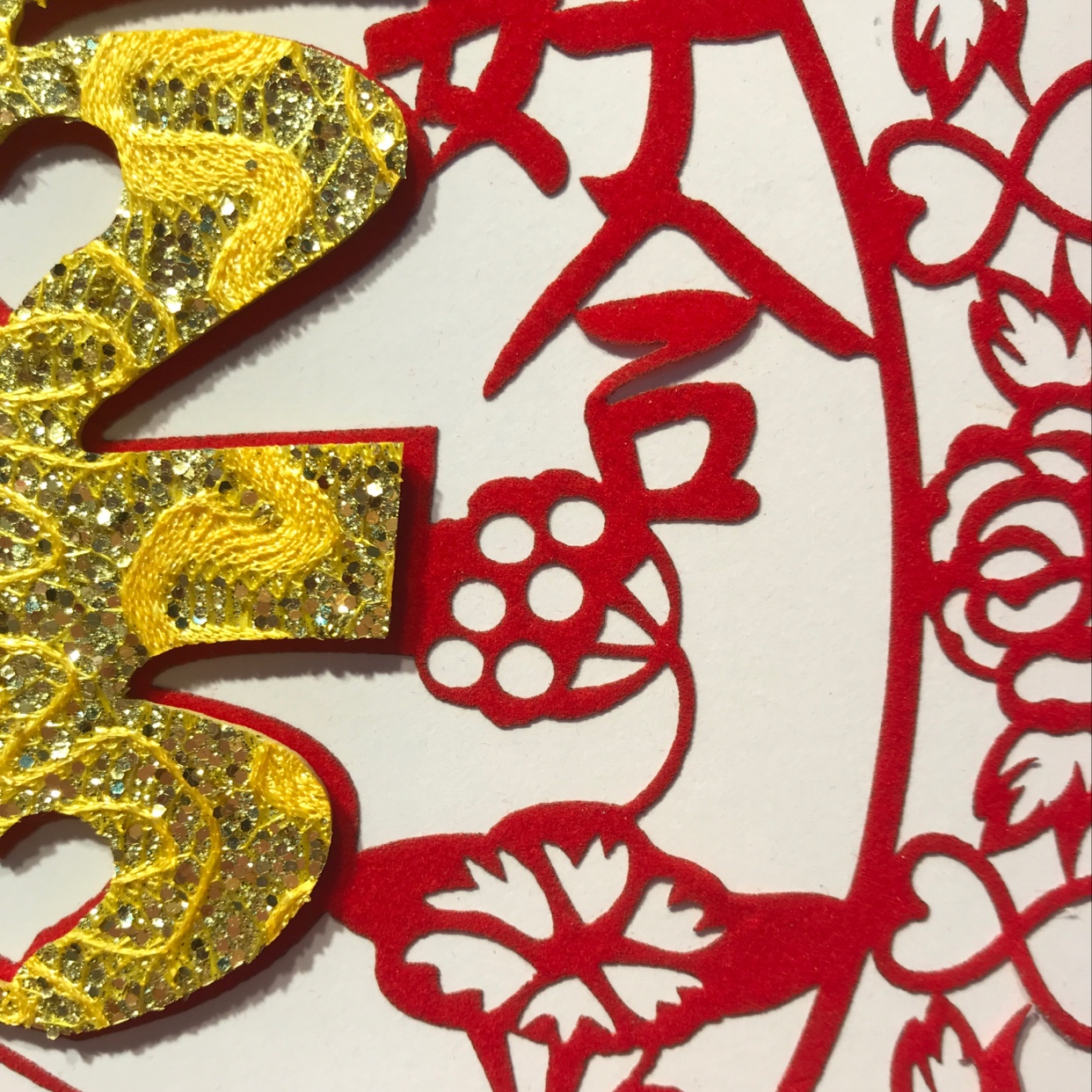 The wedding supplies, such as the "Xi" character hollowed-out paper-cut window decorations, water stickers, and golden dragon pattern velvet cloth, can be reused details Picture