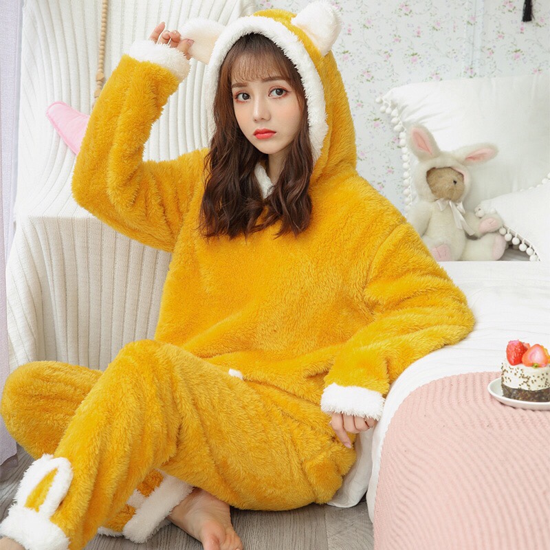 Long-haired coral fleece pajamas for women, thick and warm flannel home wear set for spring, autumn and winter, worn outside the ears Application Scenario