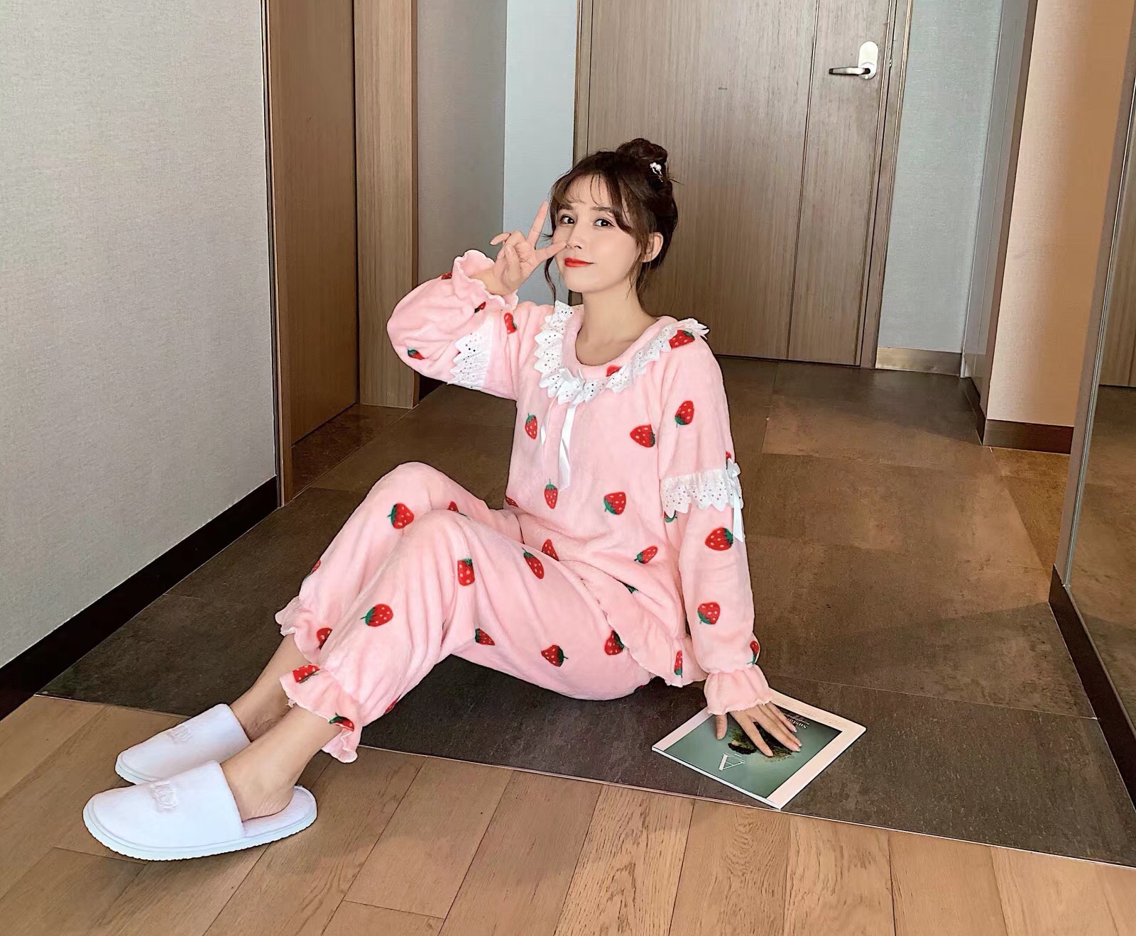 Flannel pajamas for women in winter, thick and fleece, Korean princess strawberry set, home wear, long pants, round neck detail image 1
