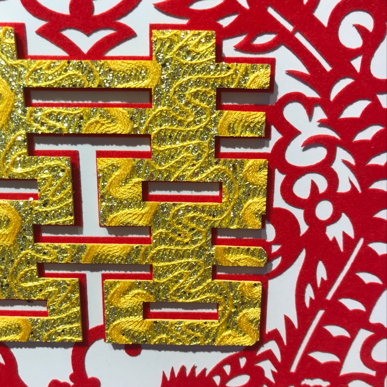 Wedding characters, wedding supplies, hollow water stickers, golden window decorations, paper-cuts of old dragons and phoenixes details Picture