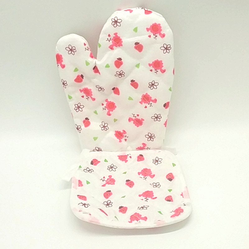 Wholesale of printed microwave oven gloves, kitchen baking high-temperature resistant heat-insulating gloves, and heat-resistant pads Application Scenario