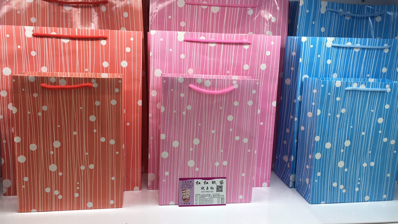 圆点礼品袋，包装袋，购物袋，服装纸袋厂家直销国际商贸城2区21号门6街10446店面