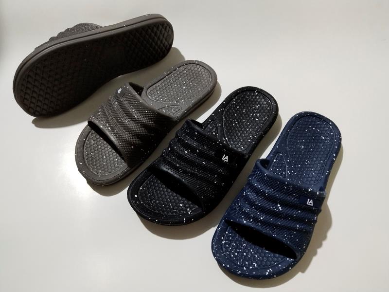 Spray-painted home slippers for boys and girls
