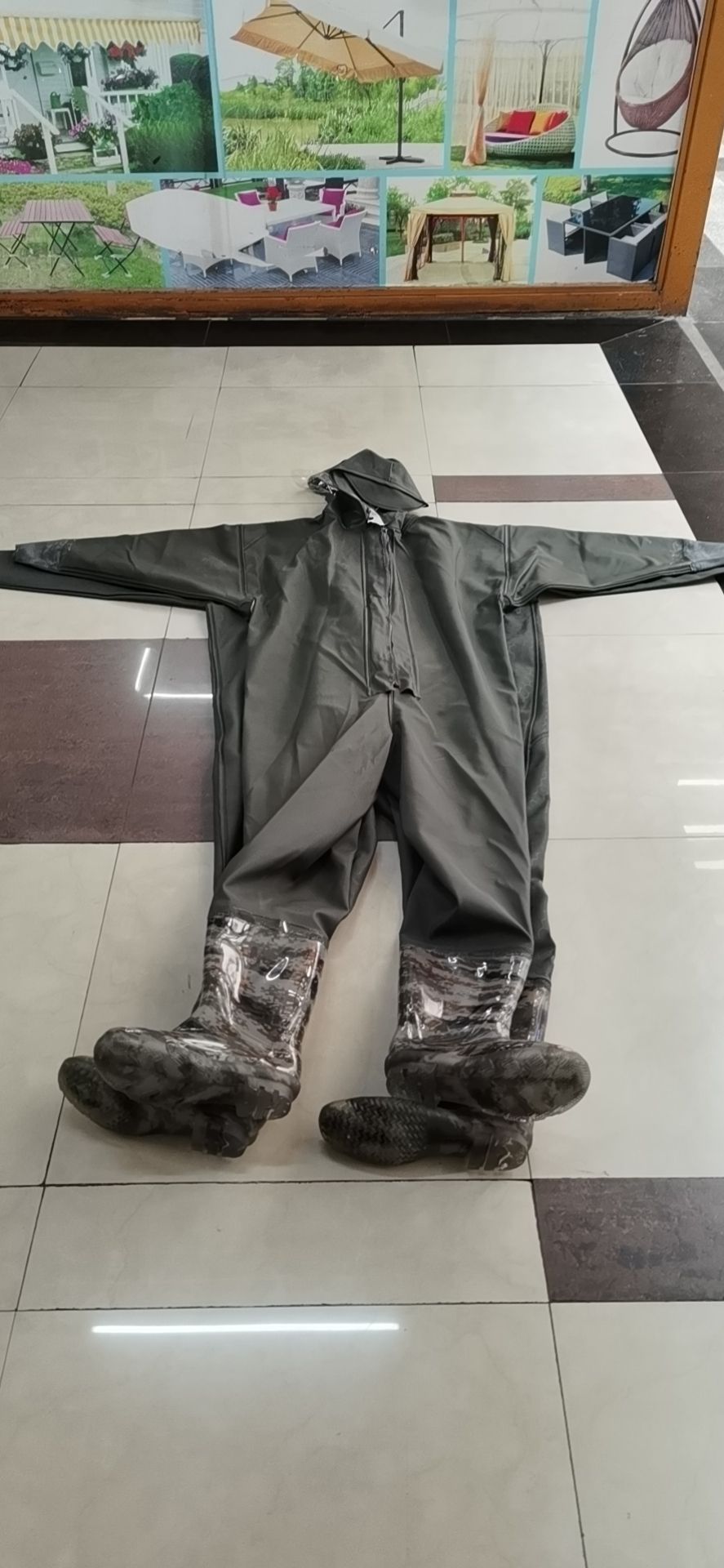 带靴潜水服