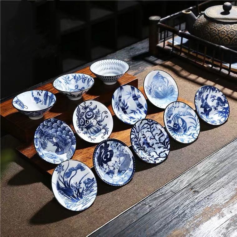 A box of 12 pieces of blue and white small conical hats, single cups, ceramic kung fu small cups and tea tasting cups undefined