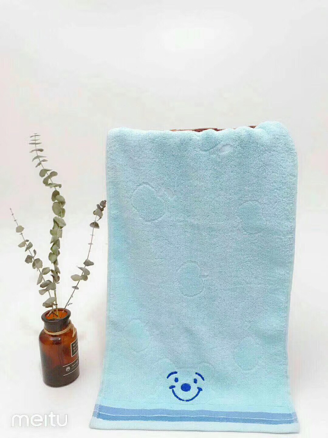 Embroider a smiling bear towel details Picture