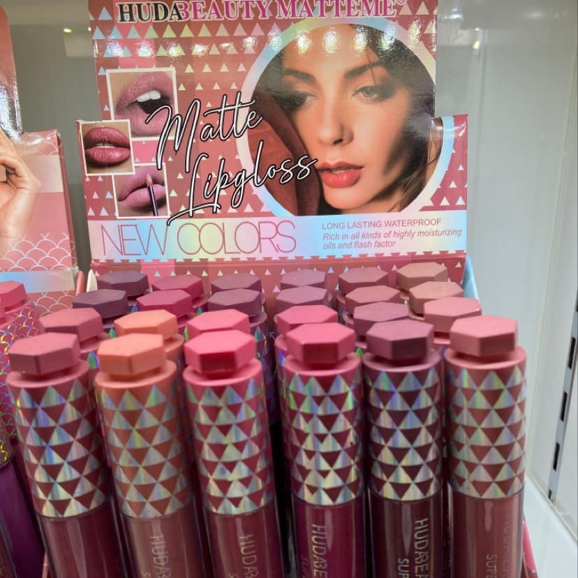 The 24-piece display box and 12-color lip gloss non-stick cups are fashionable and versatile Specification image