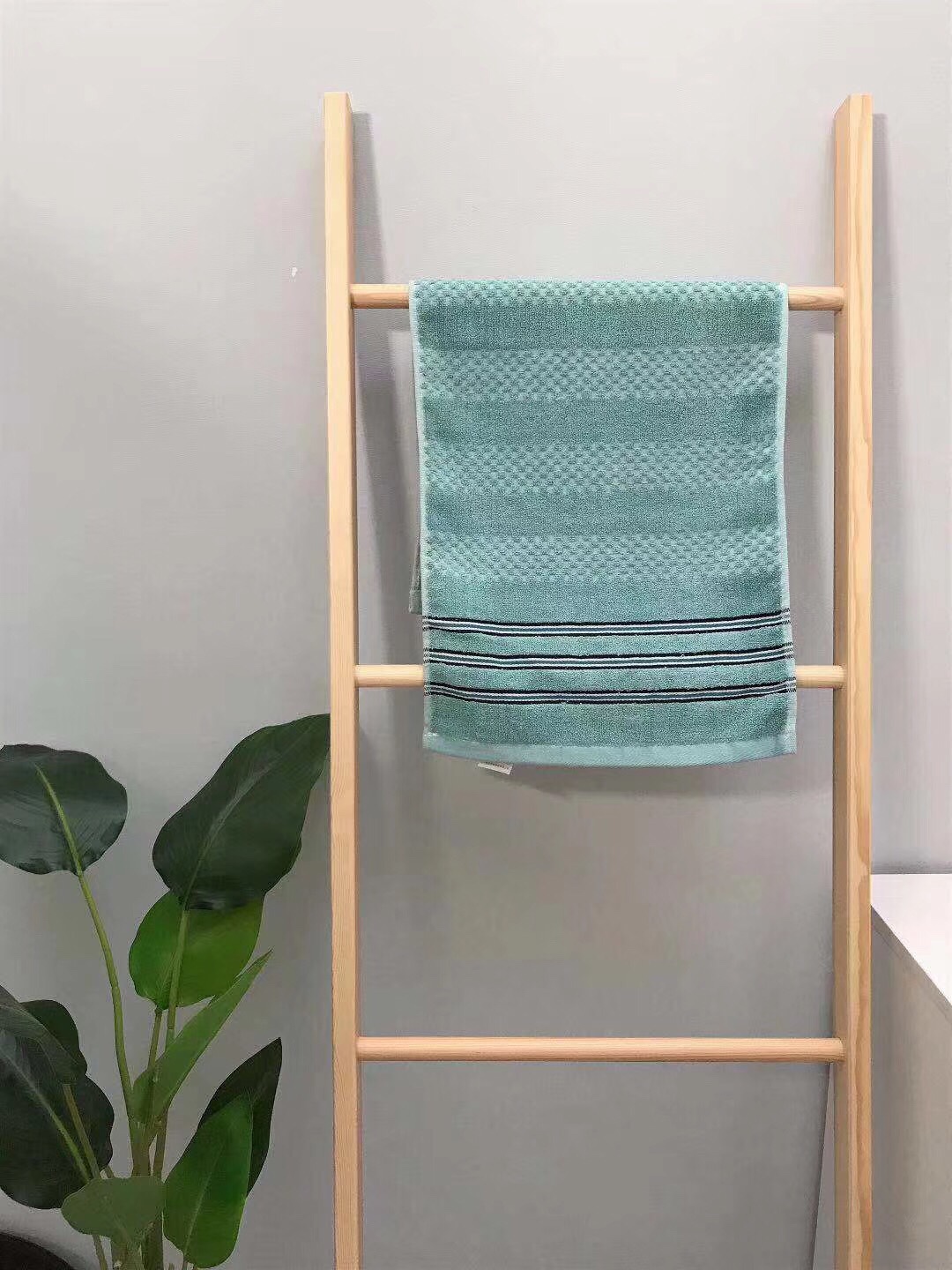 Segmental black striped towel details Picture