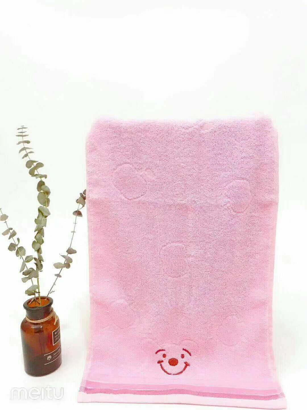 Embroider a smiling bear towel detail image 4