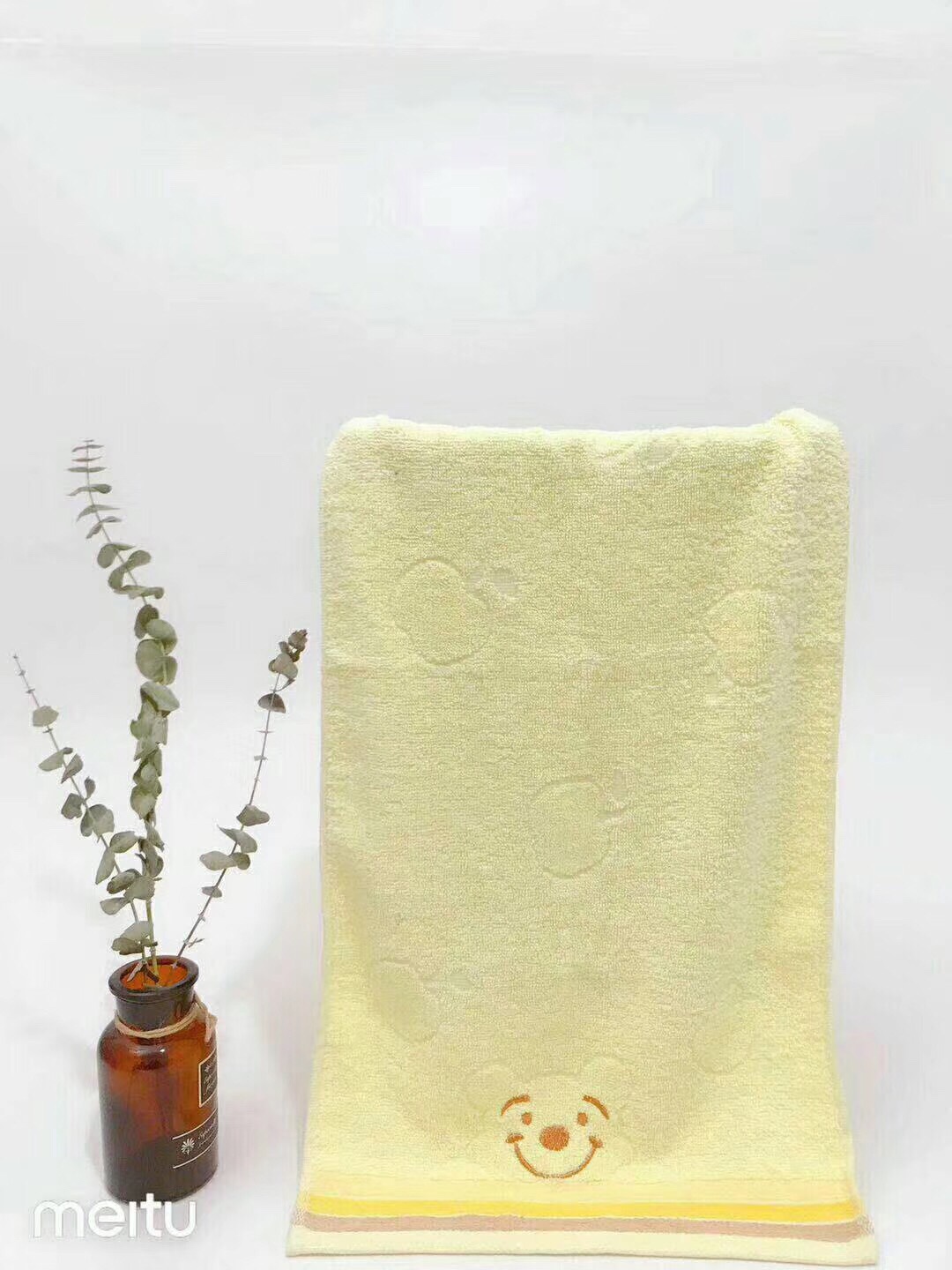 Embroider a smiling bear towel detail image 2