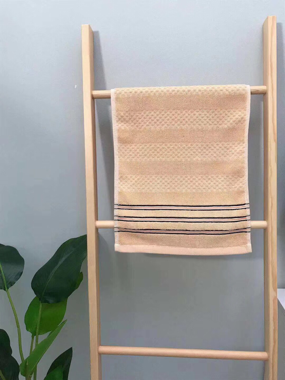 Segmental black striped towel Application Scenario