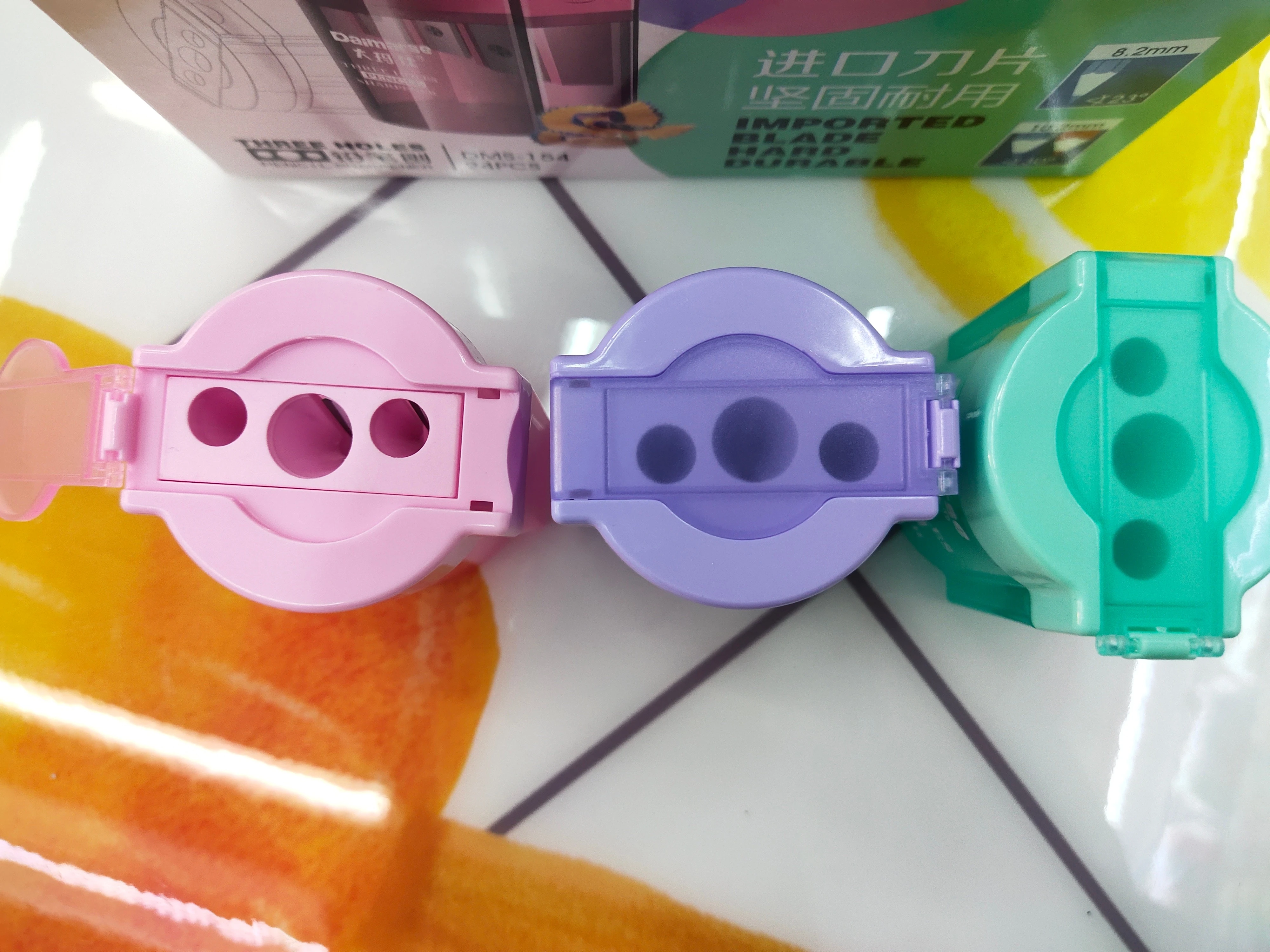 Malaysian 154 three-hole, large and small, three-color mixed pencil sharpener, office and student prize detail image 1