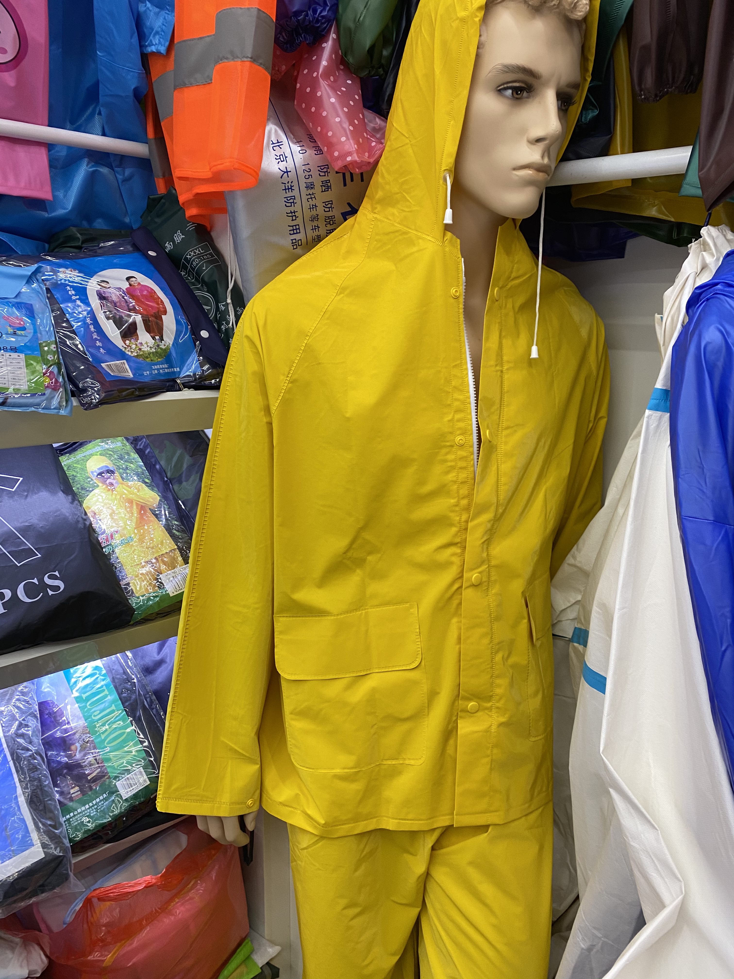 PVC单贴徒步长大衣产品图