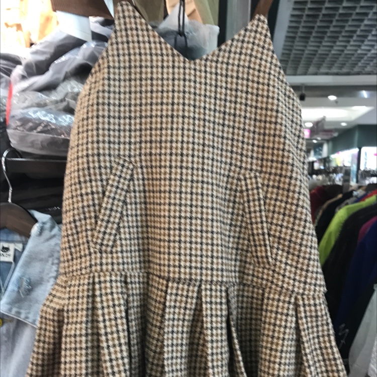 The skirt with shoulder-straps thumbnail