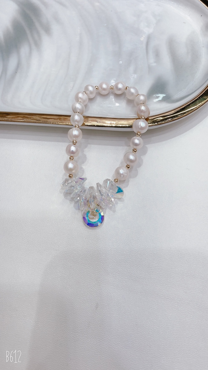 A fashionable and individual crystal pearl bracelet with a girlish style